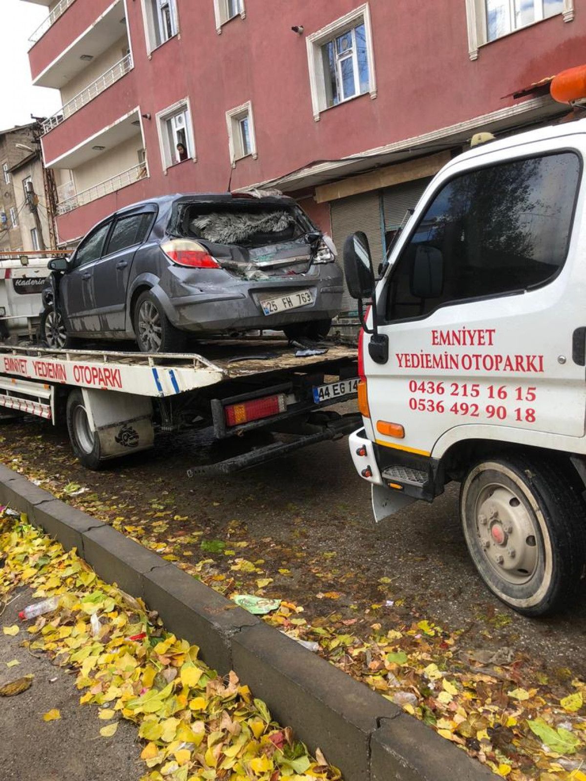 Muş'ta el freni çekilmeyen kamyonet, önüne gelen aracı ezdi