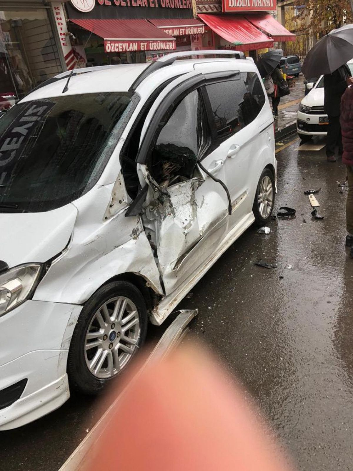 Muş'ta el freni çekilmeyen kamyonet, önüne gelen aracı ezdi