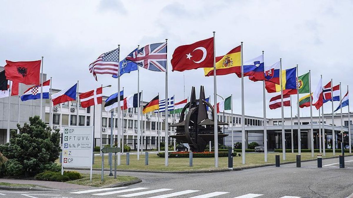 NATO'nun 2022 askeri bütçesi azaltıldı