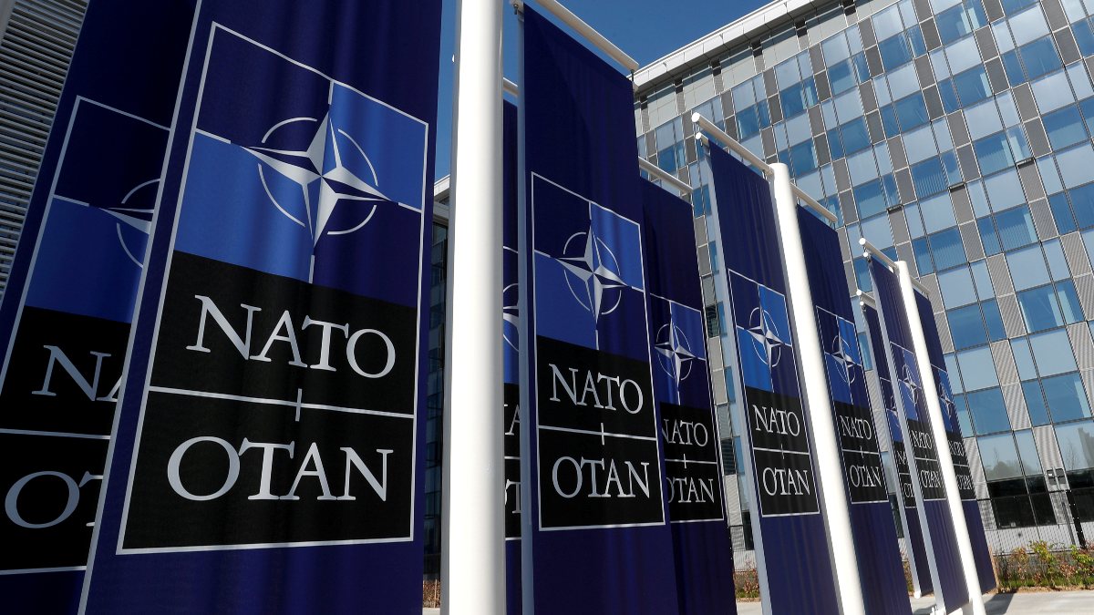 NATO'nun 2022 askeri bütçesi azaltıldı