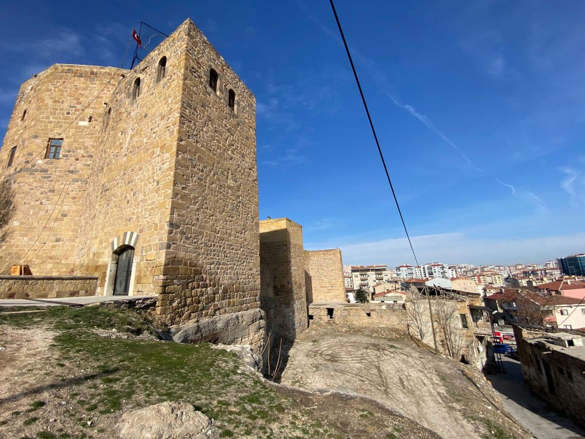 Niğde Kalesi'nde kadının düştüğü kaçak kazı alanı ziyarete kapatıldı