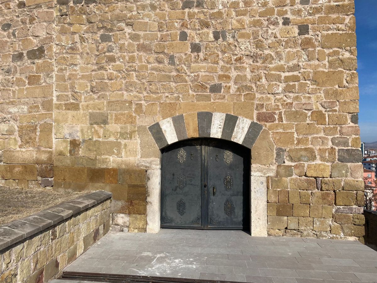 Niğde Kalesi'nde kadının düştüğü kaçak kazı alanı ziyarete kapatıldı