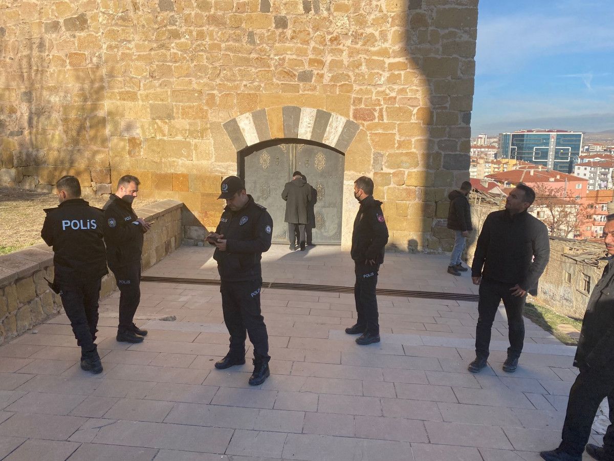 Niğde Kalesi'nde kadının düştüğü kaçak kazı alanı ziyarete kapatıldı