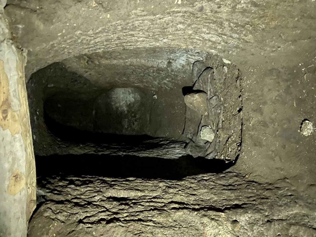 Niğde Kalesi'nde kadının düştüğü kaçak kazı alanı ziyarete kapatıldı