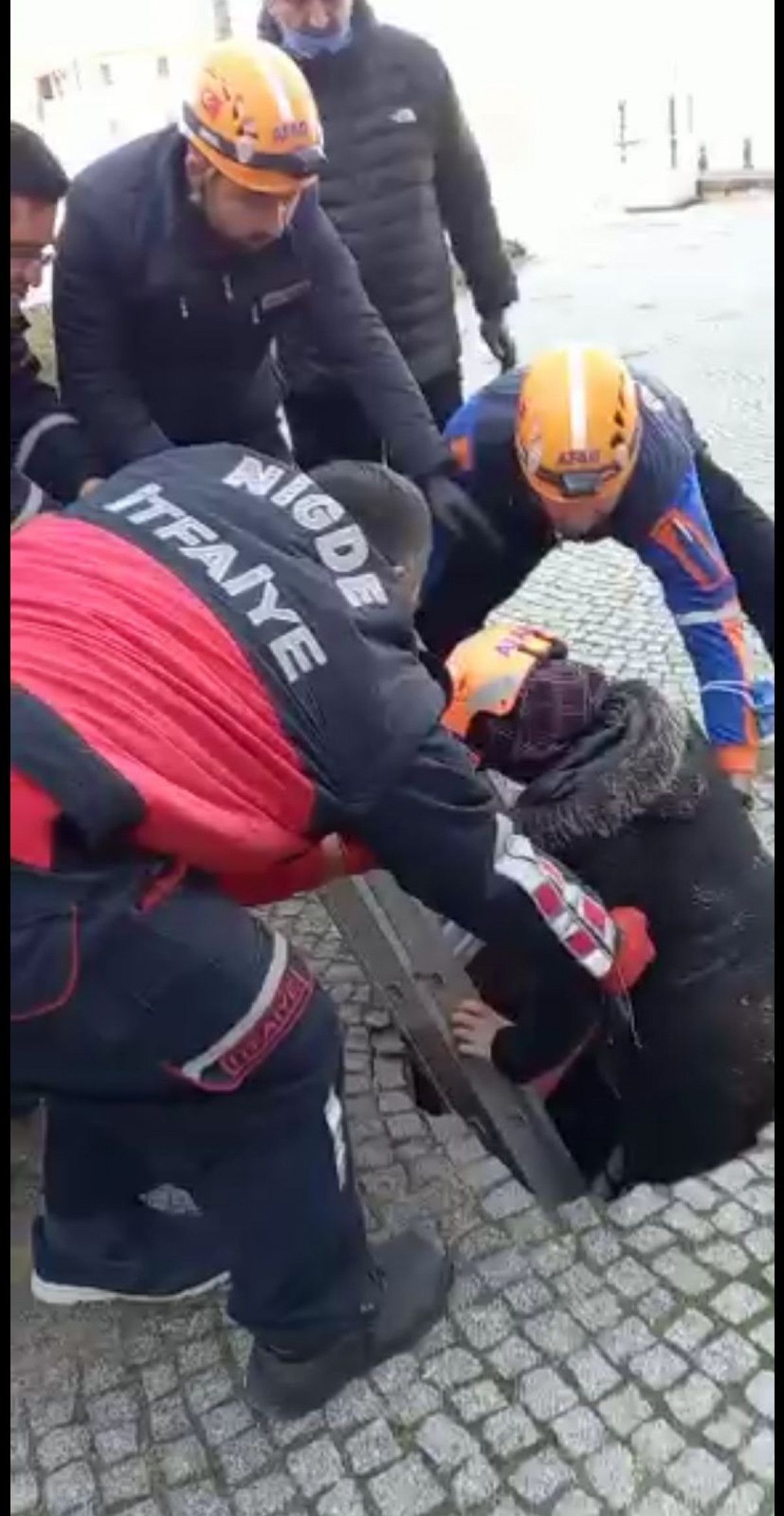 Niğde Kalesi'nde kadının düştüğü kaçak kazı alanı ziyarete kapatıldı