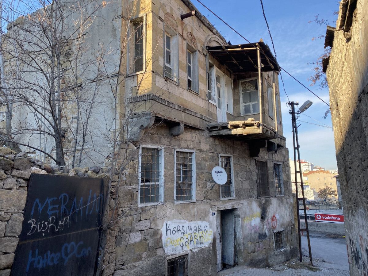 Niğde Kalesi'nde kadının düştüğü kaçak kazı alanı ziyarete kapatıldı