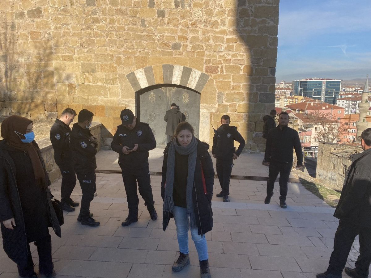 Niğde Kalesi'nde kadının düştüğü kaçak kazı alanı ziyarete kapatıldı