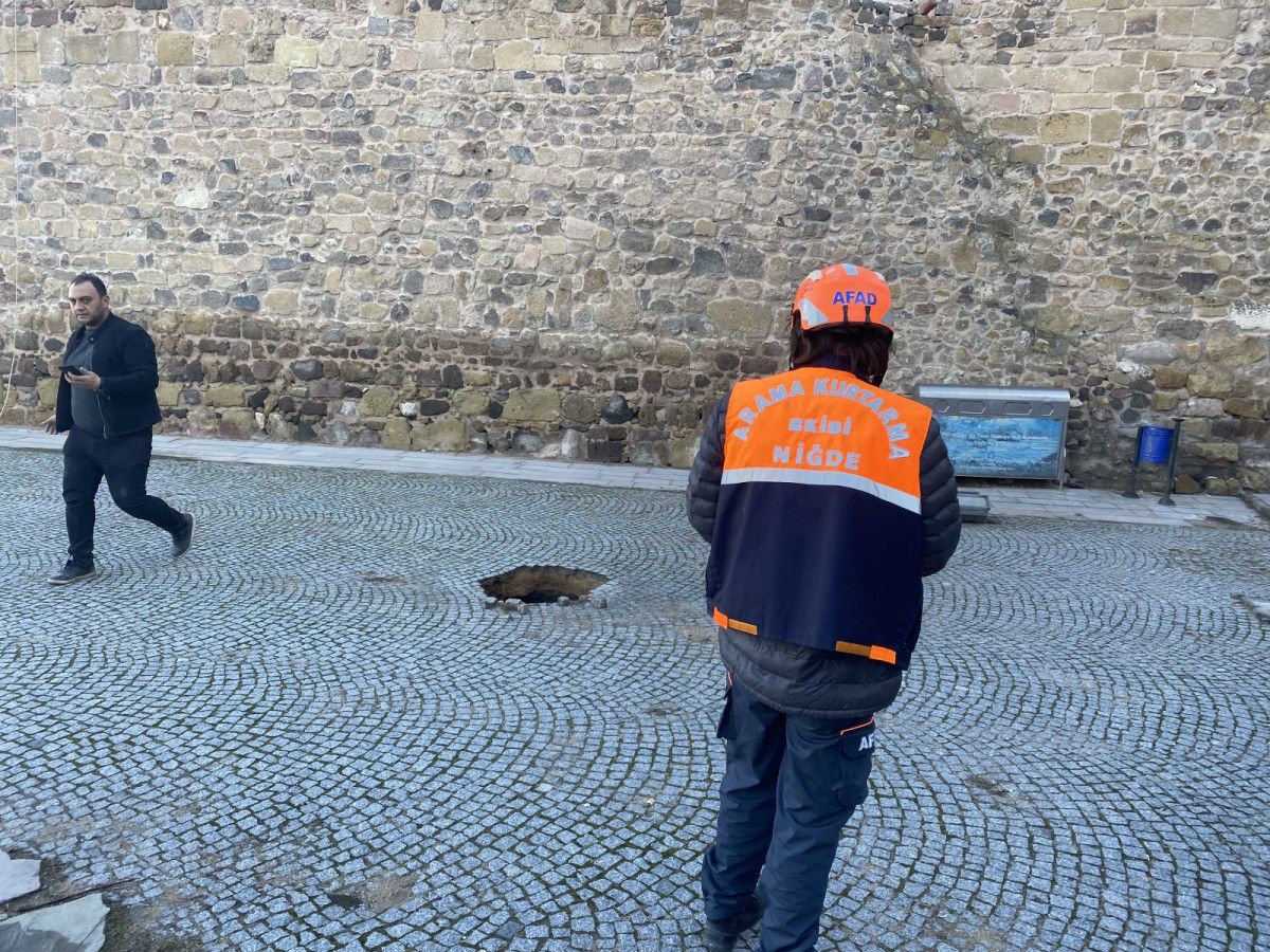 Niğde Kalesi'nde kadının düştüğü kaçak kazı alanı ziyarete kapatıldı