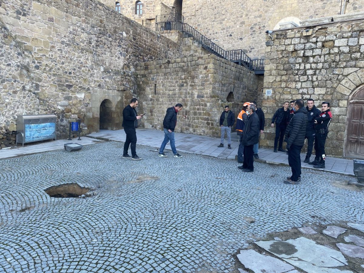 Niğde Kalesi'nde kadının düştüğü kaçak kazı alanı ziyarete kapatıldı