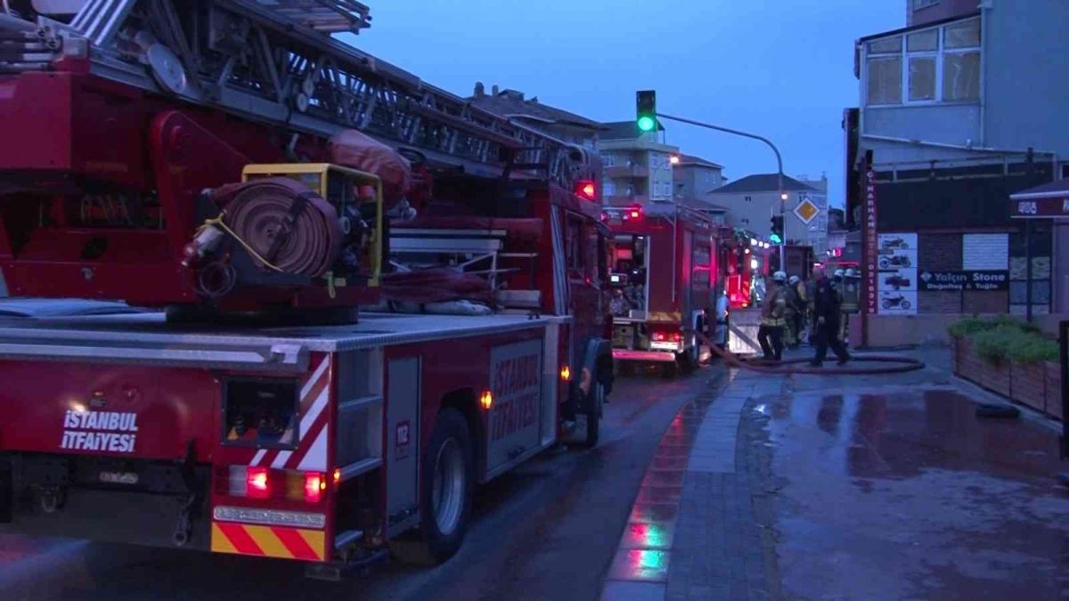Pendik'teki tamirhanede yangın çıktı