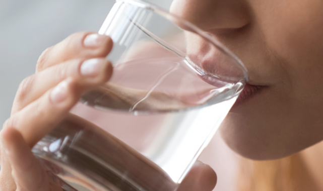 Rahat sindirim ve güzelliğiniz için düzenli su tüketin