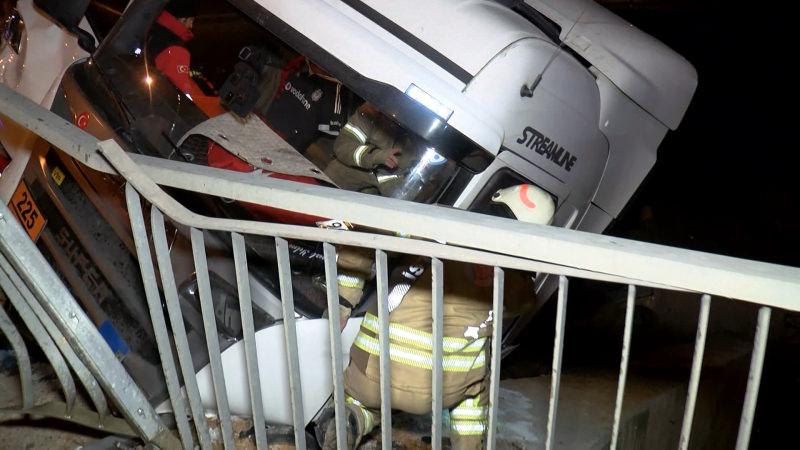 Sancaktepe'de oksijen yüklü TIR dereye uçtu