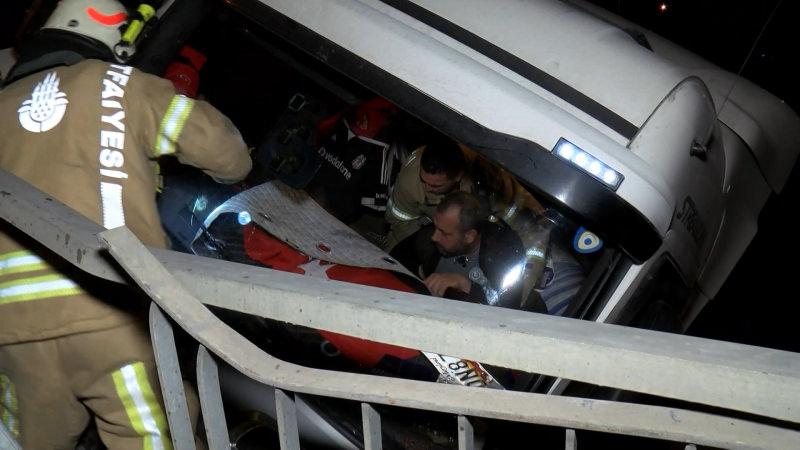 Sancaktepe'de oksijen yüklü TIR dereye uçtu