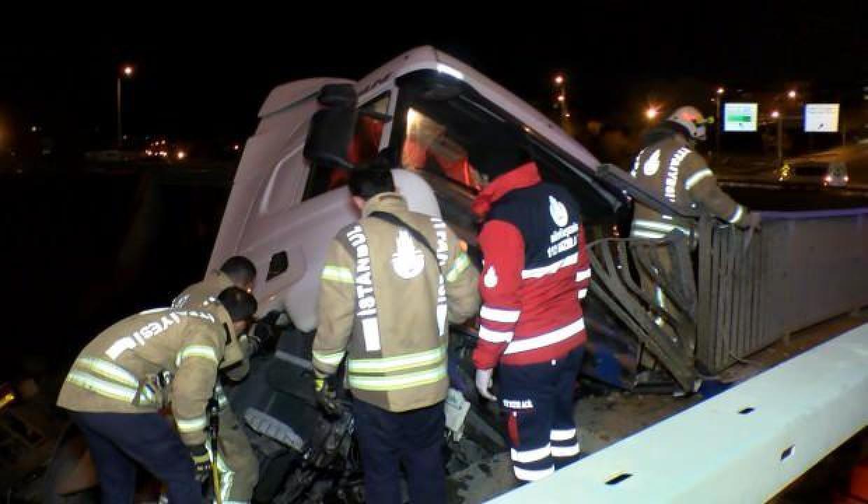 Sancaktepe'de oksijen yüklü TIR dereye uçtu