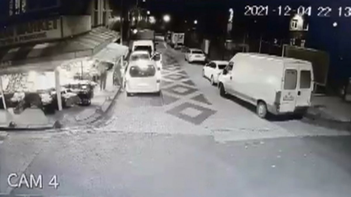 Sultangazi’de, arabasına çarpıp darbettiler