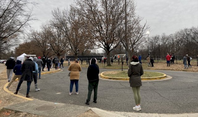 ABD'de test merkezlerinin önünde uzun kuyruklar oluştu