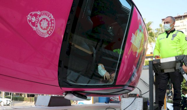 Adana’da, emniyet kemeri takmayanlar simülasyon aracına bindirildi