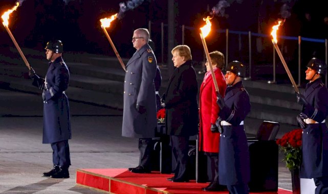 Angela Merkel'e askeri tören ile veda edildi