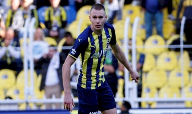 Attila Szalai sol beke geçiyor