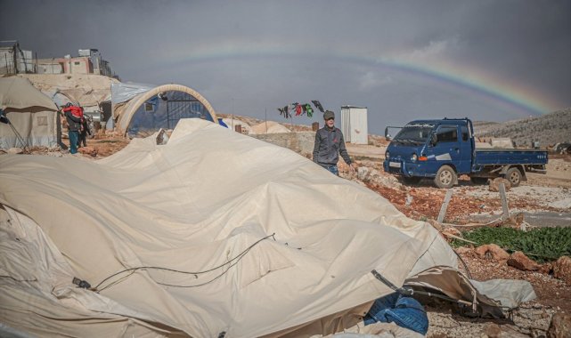 Fırtına İdlib'de sığınmacı kamplarını yıktı