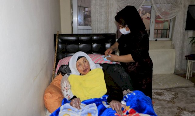 Hakkari'de fedakar gelin, 22 yıldır kayınvalidesine bakıyor