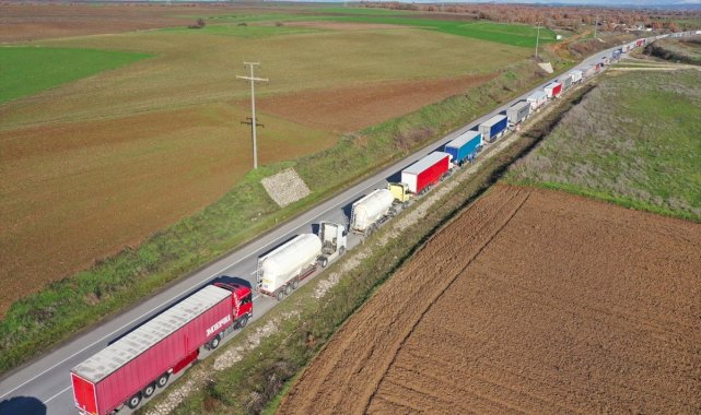 Hamzabeyli'de 32 kilometrelik tır kuyruğu