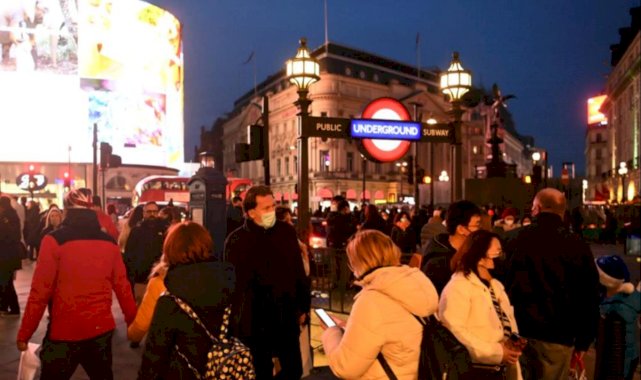 İngiltere'de son 24 saatte 119 bin 789 yeni vaka