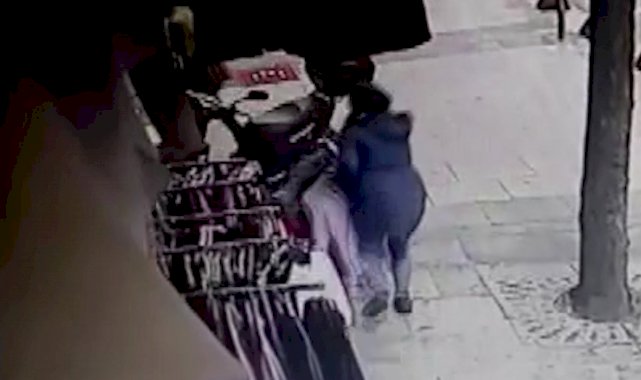 İstanbul'da mağaza önündeki giysilerin çalınma anı kamerada