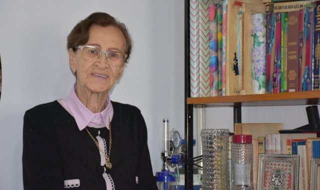 İzmir'de 92 yaşındaki kadın kütüphane kurdu