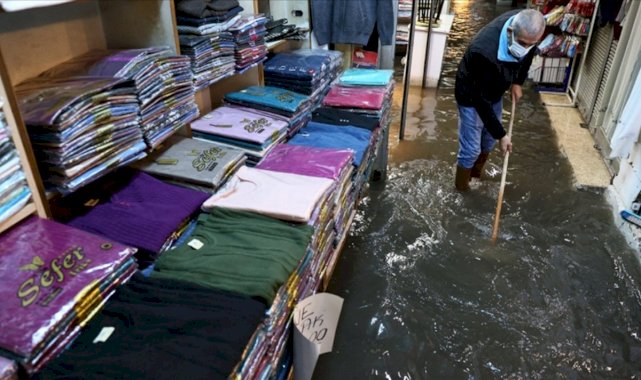 İzmir'de bazı iş yerlerini su bastı