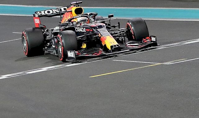 Max Verstappen son nefeste şampiyonluğa uçtu