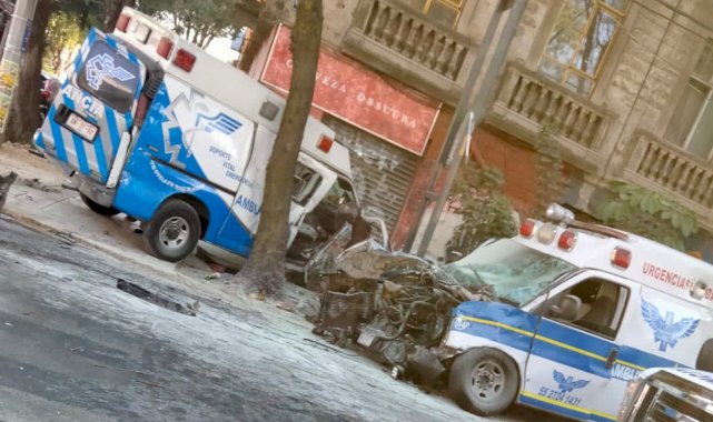 Meksika’da iki ambulans kafa kafaya çarpıştı