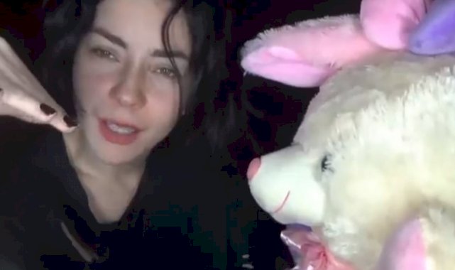 Merve Boluğur'dan oyuncak ayılı 'ilişki yapmışımdır' skeci