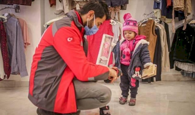 Türk Kızılay, İdlib'de savaş mağduru ailelerin yaralarını sarıyor