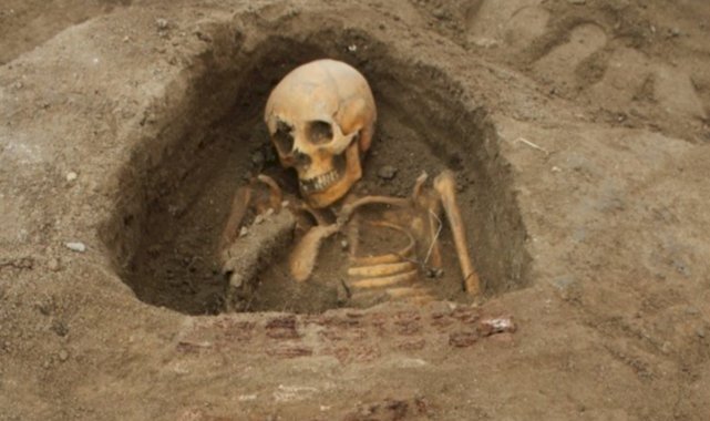 Türkiye-Kırgızistan tarihi mezarlarındaki definlerde, gelenekler aynı