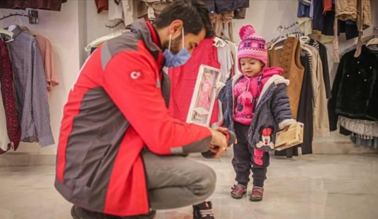 Türk Kızılay, İdlib&#039;de savaş mağduru ailelerin yaralarını sarıyor