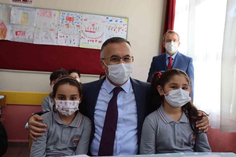 "Valiyi sınıfa getireceğim" vaadiyle başkan seçilen öğrenciye Vali Çeber'den ziyaret