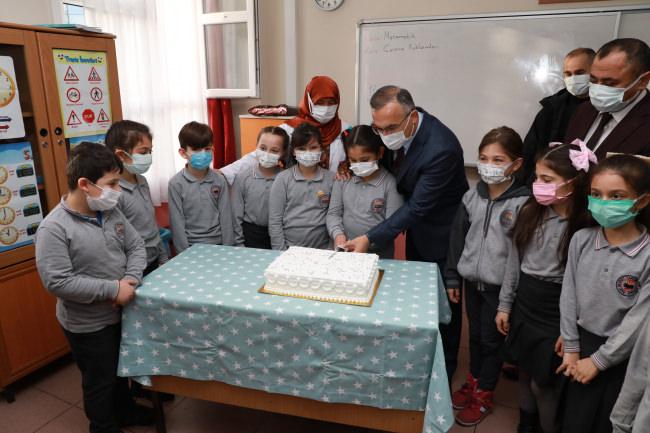 "Valiyi sınıfa getireceğim" vaadiyle başkan seçilen öğrenciye Vali Çeber'den ziyaret