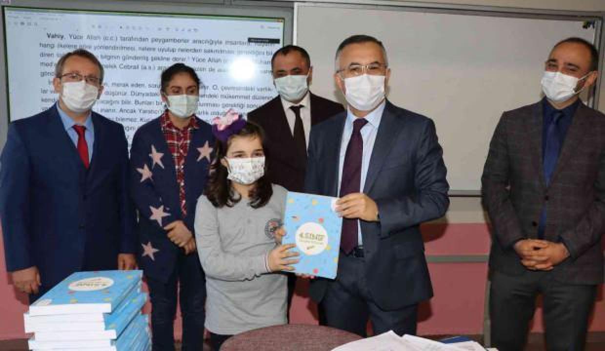 "Valiyi sınıfa getireceğim" vaadiyle başkan seçilen öğrenciye Vali Çeber'den ziyaret