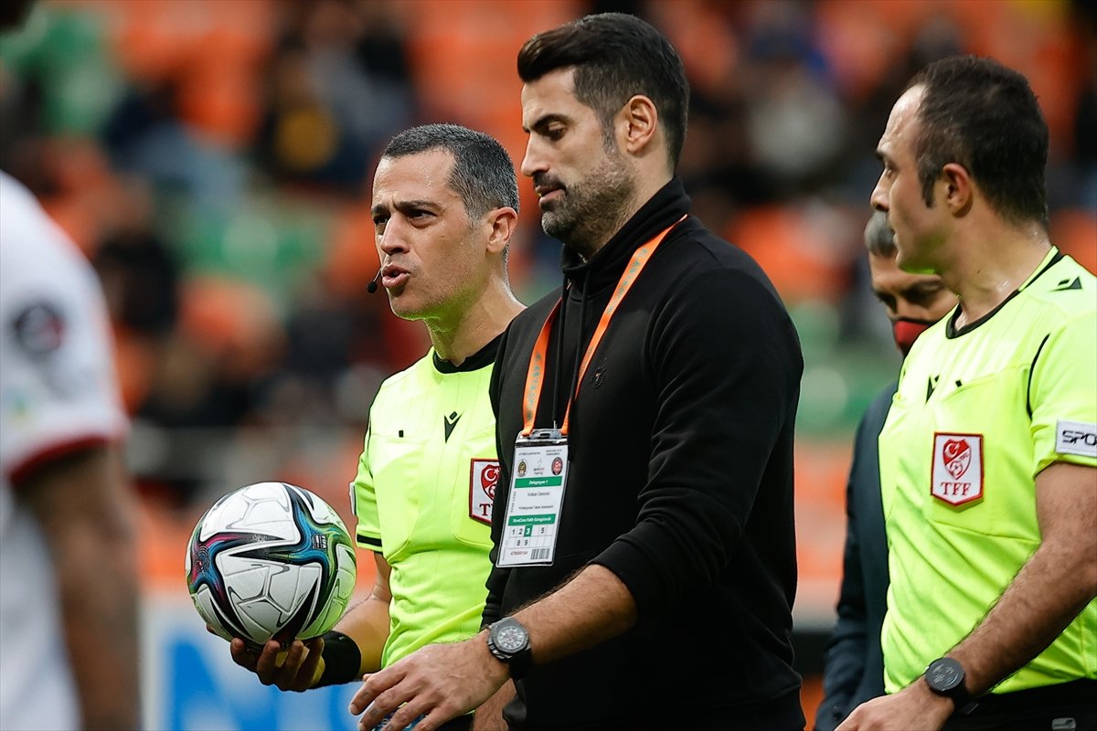 Volkan Demirel, ilk yarıyı namağlup kapattı