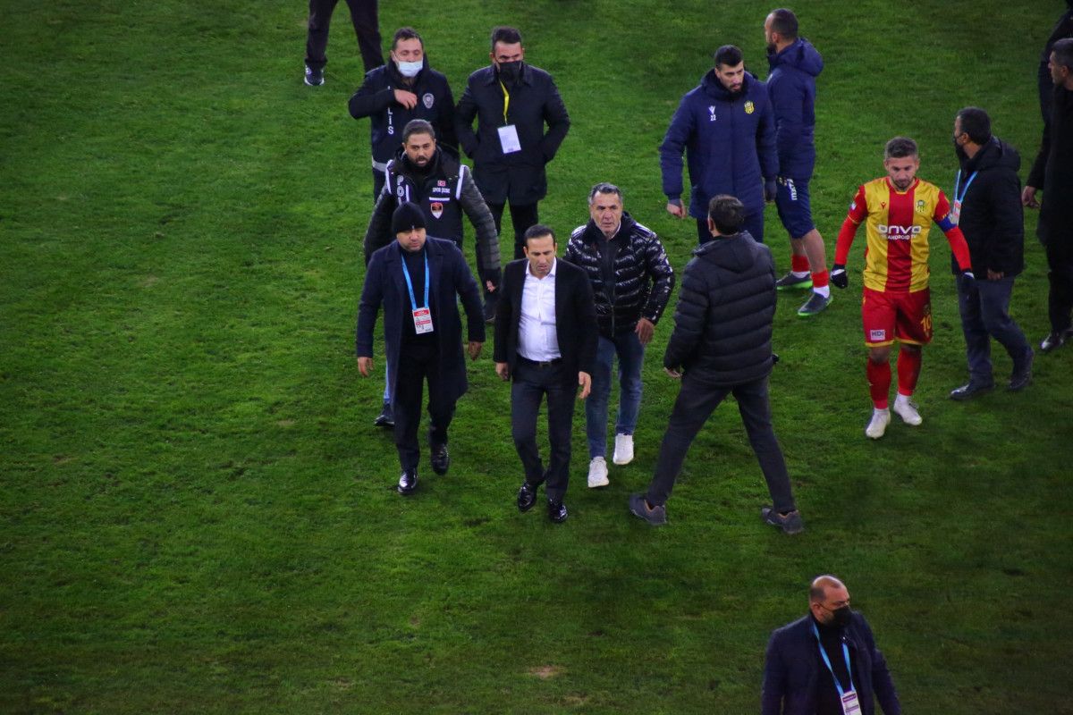 Yeni Malatyaspor Başkanı Adil Gevrek, Hüseyin Göçek'e saldırdı