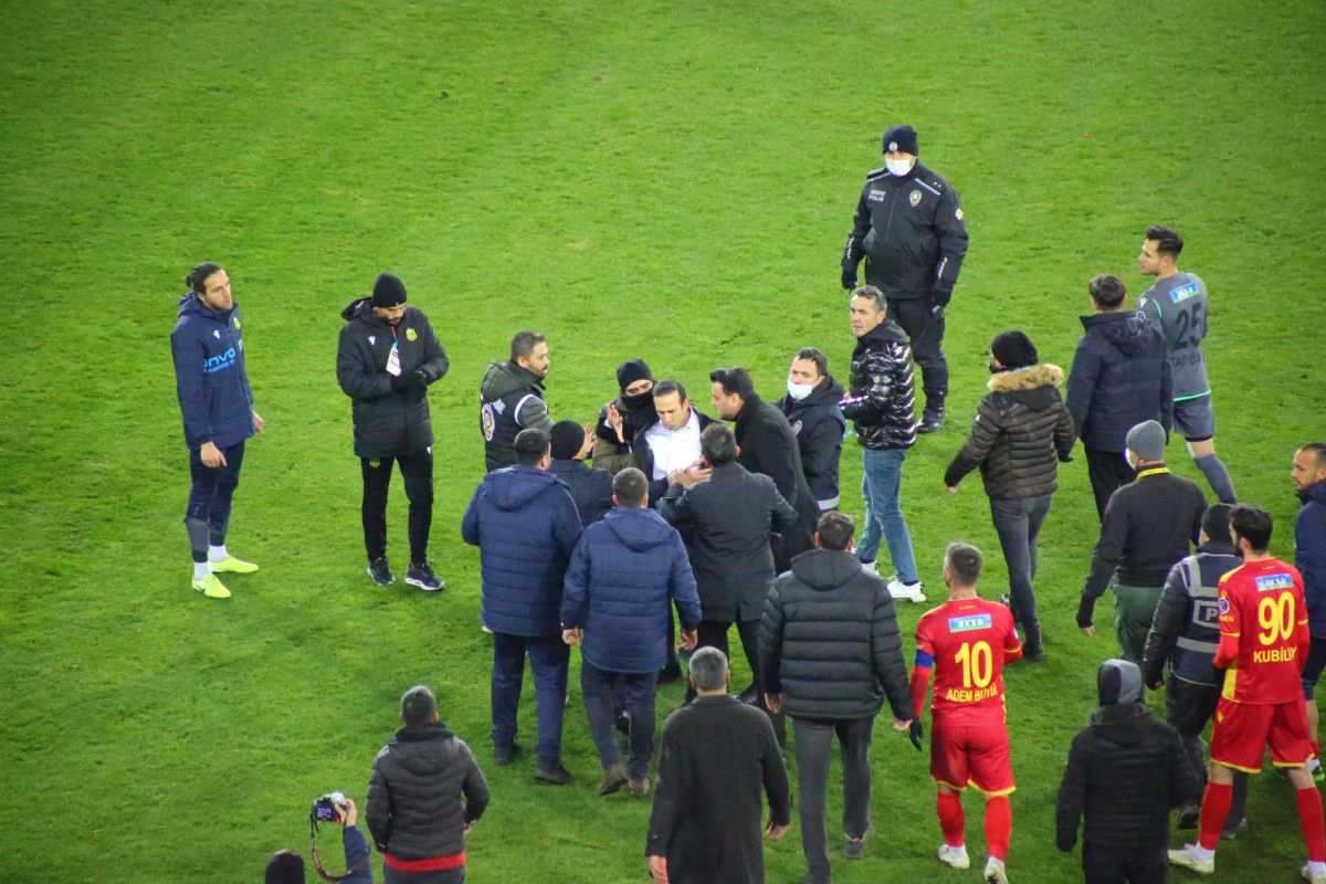 Yeni Malatyaspor Başkanı Adil Gevrek, Hüseyin Göçek'e saldırdı