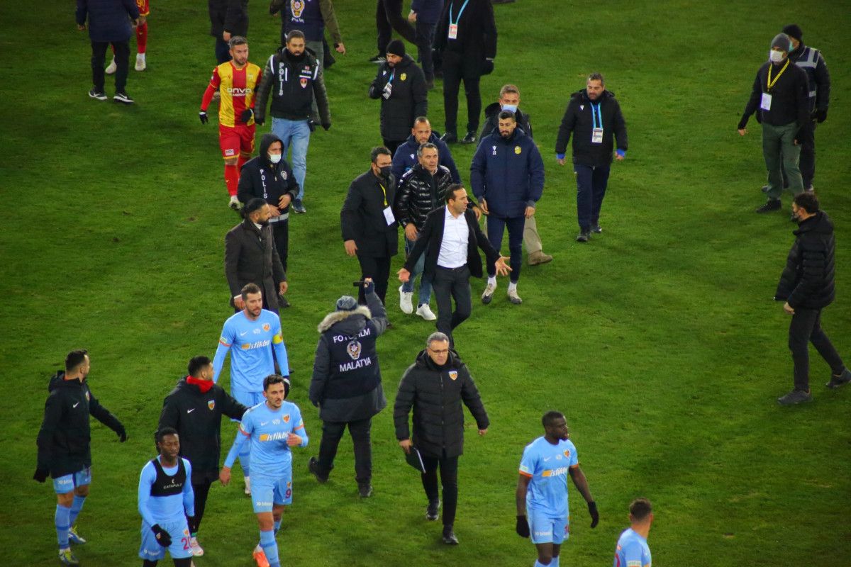 Yeni Malatyaspor Başkanı Adil Gevrek, Hüseyin Göçek'e saldırdı