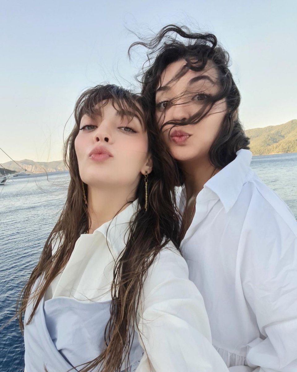 Zeynep Tuğçe Bayat, kardeşiyle fotoğraf paylaştı