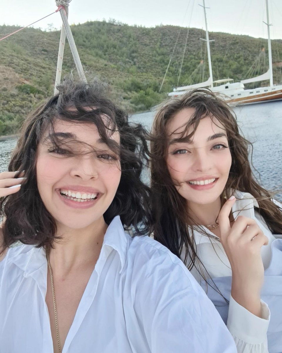 Zeynep Tuğçe Bayat, kardeşiyle fotoğraf paylaştı