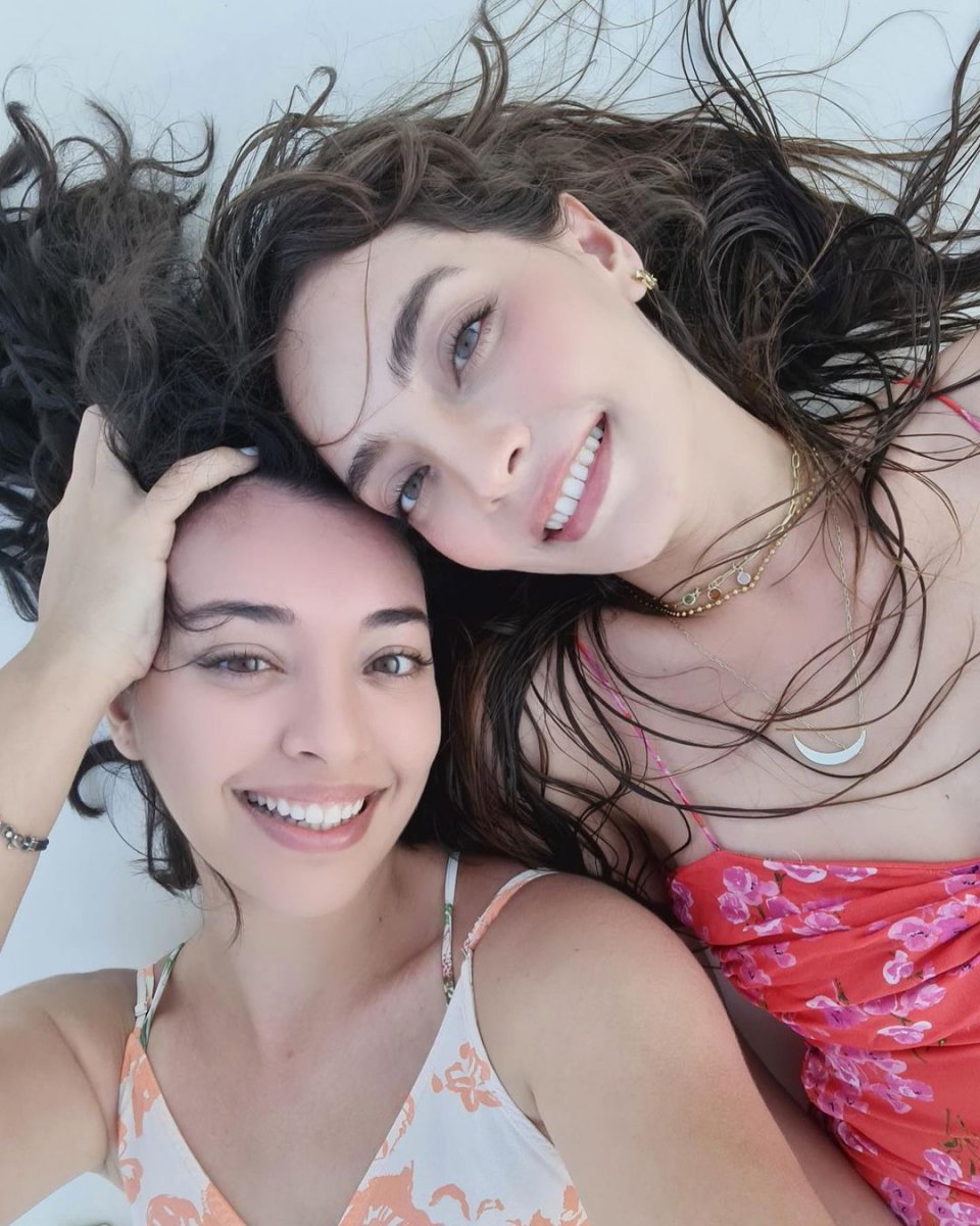 Zeynep Tuğçe Bayat, kardeşiyle fotoğraf paylaştı