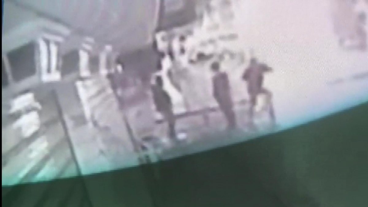 Zeytinburnu’nda elindeki sopa ile ön kesip saldırdı