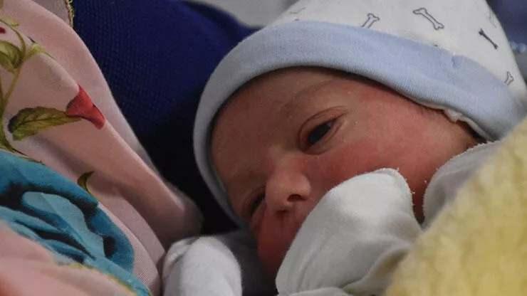 Aile ve Sosyal Hizmetler Bakanı Yanık Ankara’da yeni yılın ilk bebeğini ziyaret etti