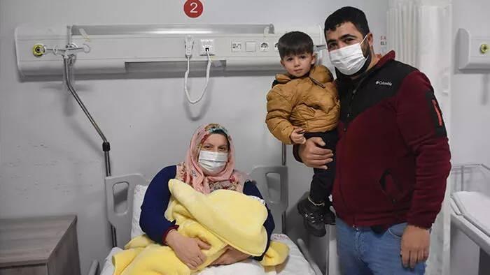 Aile ve Sosyal Hizmetler Bakanı Yanık Ankara’da yeni yılın ilk bebeğini ziyaret etti