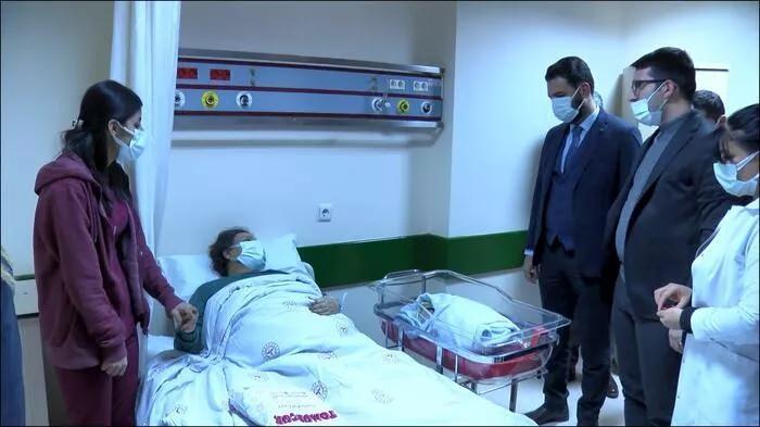 Aile ve Sosyal Hizmetler Bakanı Yanık Ankara’da yeni yılın ilk bebeğini ziyaret etti